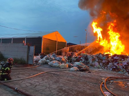 Incendiu masiv la un depozit de deseuri din Sibiu. Mesaj RO-Alert pentru locuitorii din zona