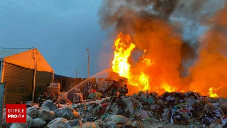 Incendiu puternic la un depozit de deseuri din Sibiu. Locuitorii au primit mesaj RO-Alert | FOTO