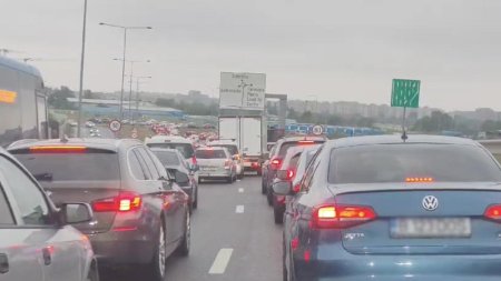 Este <span style='background:#EDF514'>HAOS IN TRAFIC</span>ul din Bucuresti, dupa inceperea scolii. Pe toate bulevardele sunt cozi kilometrice de masini