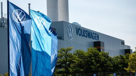 Volkswagen ar putea incepe concedierile de anul viitor. Compania nu va mai garanta locurile de munca, la sase fabrici din Germania