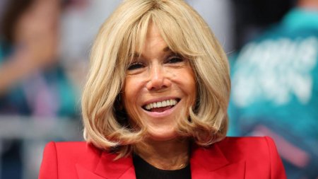 Brigitte Macron joaca in 