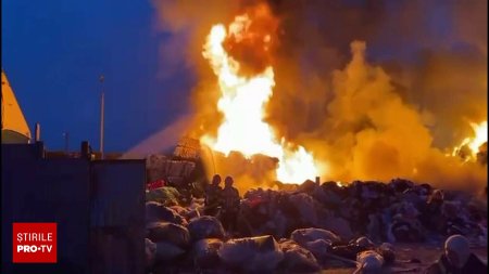 Zeci de pompieri se lupta de ore bune cu flacarile, in Sibiu si Dambovita. Nu se stie cauza acestor incendii