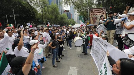 Protestatarii au daramat usile Senatului mexican si au oprit o sedinta parlamentara