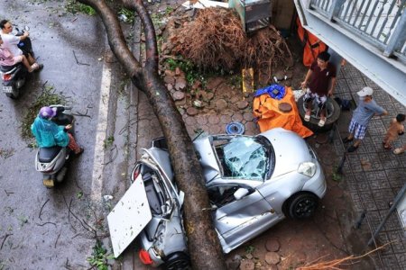 Furtuna uriasa in Vietnam. Peste 150 de oameni au murit, strazile capitalei au fost inundate