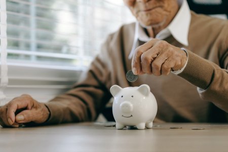 Guvernul Ciolacu respecta pensionarii din sistemul de aparare si ordine publica: pragul de impozitare a pensiilor, ridicat si pentru ei la 3.000 de lei