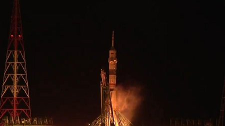 Un american a ajuns in spatiu cu o <span style='background:#EDF514'>CAPSULA</span> Soyuz lansata de Rusia