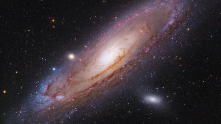 O gradina cu trandafiri plini de stele: Noi imagini spectaculoase cu galaxia Andromeda, stralucind in rosu, au fost publicate de NASA