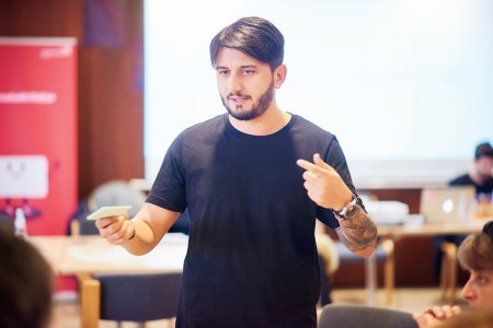 ZF IT Generation. Alberto Valentin Cococi, cofondator Menteno - solutie digitala pentru solutionarea solicitarilor din hoteluri: Vrem sa ajungem sa gestionam 10.000 de camere prin solutia noastra pana la finalul anului 2025. Acum lucram cu cateva unitati de cazare de pe litoral, dar vrem sa mergem si catre hotelurile de la munte si din marile orase