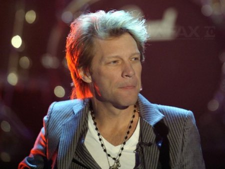 Jon Bon Jovi, laudat de politie pentru ca a ajutat o femeie aflata pe marginea unui pod