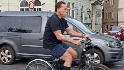 Terminator, poarta casca!. Actorul Arnold Schwarzenegger, pe bicicleta, pe strazile din Praga | VIDEO