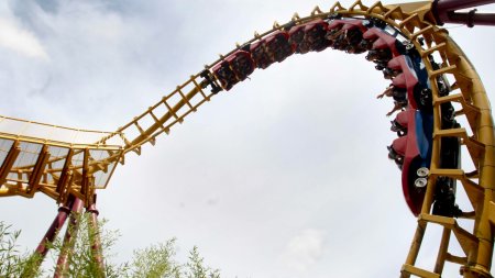 Pasagerii ghinionisti ai unui roller coaster dintr-un mare parc de distractii, ramasi blocati in scaune timp de 40 de minute