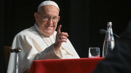 Papa Francisc cere salarii decente pentru migranti, in Singapore