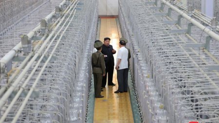 Coreea de Nord arata in premiera fotografii cu Kim Jong Un in vizita la un centru de imbogatire a uraniului