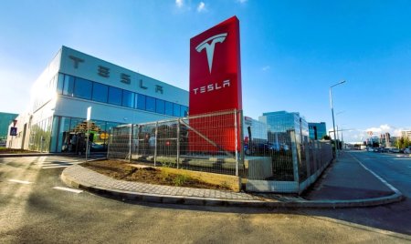 Noul showroom al lui Elon Musk, de la Bucuresti: Modelele Tesla S, 3, X si Y au fost aliniate in ordine pentru a compune cuvantul sexy