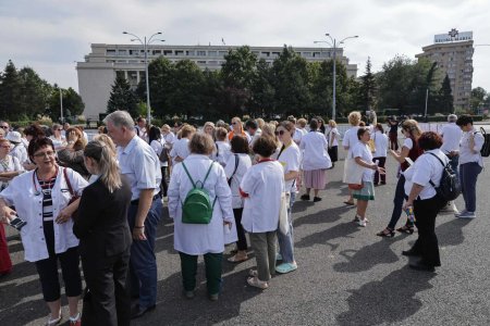 Protest al medicilor din ambulator in fata Guvernului. <span style='background:#EDF514'>PROFESIA</span> medicala trebuie respectata / Medicii nu sunt nici criminali, nici ucigasi in serie | VIDEO