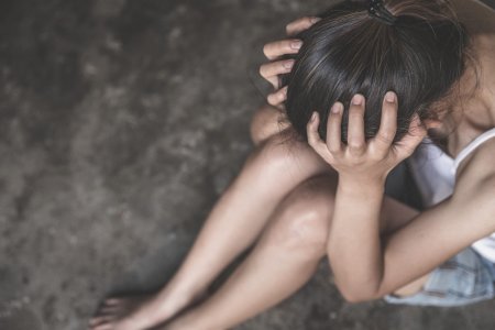 Adolescenta de 15 ani, violata de o familie din Otopeni, care a luat-o din statia de autobuz. Cei doi inculpati, sot si sotie, sunt judecati in libertate