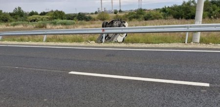 Primul <span style='background:#EDF514'>ACCIDENT PE CENTURA</span> sud Timisoara, sosea deschisa circulatiei pe 10 septembrie. O masina a zburat in sant