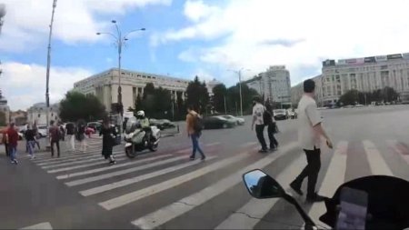 Momentul in care un politist pe motocicleta a lovit in plin o femeie pe trecerea de pietoni in fata Guvernului | VIDEO