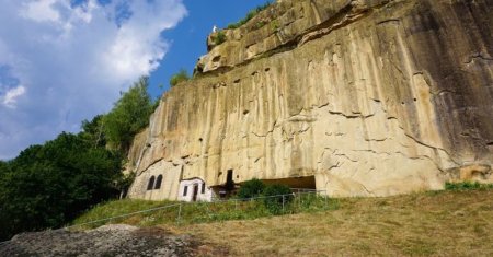 Locul simplu din Romania care este de o frumusete covarsitoare. Unde se afla cea mai veche manastire lupestra. VIDEO