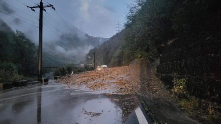 Valea Oltului a fost inchisa din cauza unei alunecari de teren pe DN7. Traficul rutier a fost deviat spre Brasov