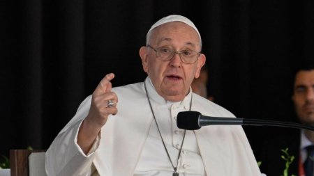 Papa Francisc spune ca politicile lui Trump si Harris sunt impotriva vietii. Indemnul dat cetatenilor la alegerile prezindentiale SUA