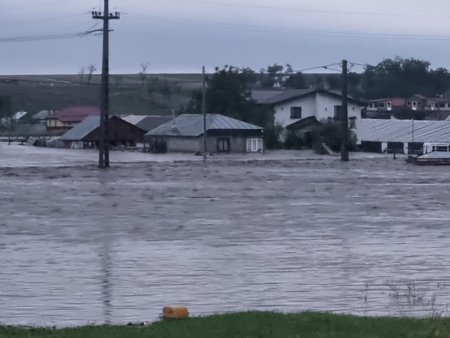 Cod rosu de ploi si <span style='background:#EDF514'>INUNDATII IN GALATI</span> si Vaslui. Imagini cu apele revarsate | FOTO