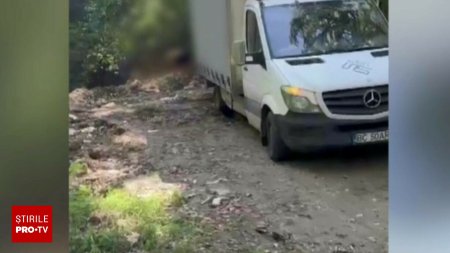 Doi barbati din Bacau au fost amendati cu 60.000 de lei dupa ce au fost filmati in timp ce aruncau deseuri in padure