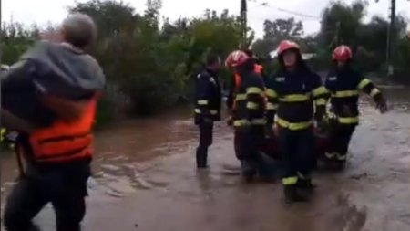 Imaginile dezastrului dupa ce uraganul Boris a lovit Romania. Doi oameni au murit in Galati, iar alte zeci sunt evacuati