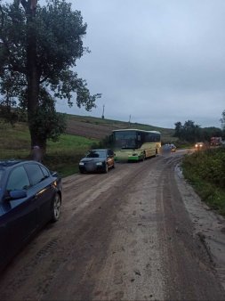 Neamt: Cinci autoturisme si un autobuz au ramas blocate din cauza aluviunilor si a unui TIR derapat