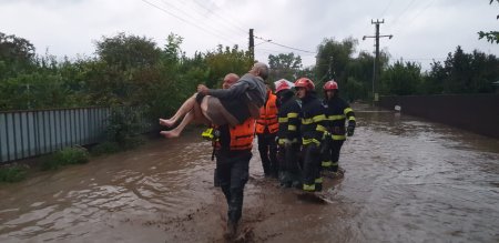 Inundatii devastatoare in judetele Galati si Vaslui: doua persoane decedate si zeci de familii evacuate