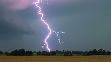 Cod portocaliu de averse torentiale in trei judete din estul tarii