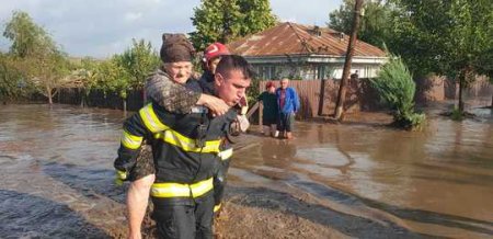 Ploile torentiale aduse de ciclonul Boris au facut prapad in Moldova. Doi morti in urma unei viituri, apa ajunge la 1,7 metri