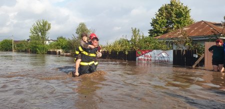 Imagini socante cu dezastrul din Galati: Localitati intregi inghitite de ape, decese si interventii disperate ale autoritatilor