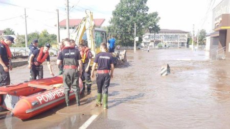 Salvatorii intervin in Galati, Vaslui si Bacau. In Galati sunt 5.000 de gospodarii distruse de ape