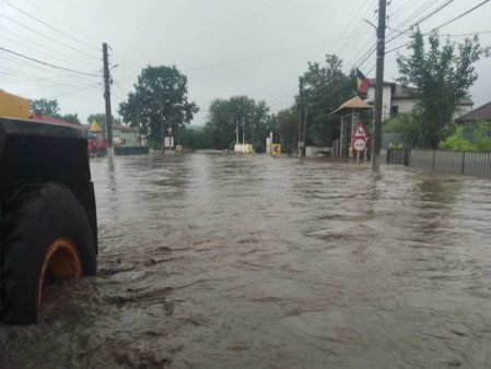 Salvatorii intervin in Galati, Vaslui si Bacau. In Galati sunt 5.000 de gospodarii distruse de ape