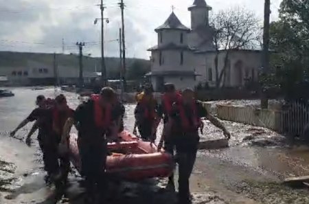 Inundatii puternice in sudul Moldovei. Peste 5.000 de gospodarii afectate in judetul Galati; patru persoane decedate / Mai multe drumuri sunt inchise / In continuare se actioneaza pentru salvarea persoanelor