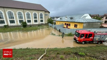 Ploile fac prapad in Bacau. Mai multe case si o gradinita au fost inundate. Trei localitati au ramas fara electricitate