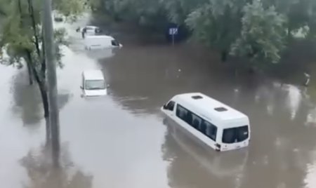 Inundatii masive si in Republica Moldova, dupa ploile abundente din ultimele ore. Chisinaul, sub ape | VDEO