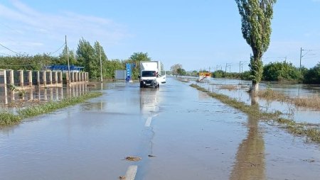 Drumuri inchise in Galati si in Vaslui, din cauza ploilor abundente si a inundatiilor. Care este situatia la ora 18.00