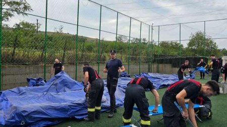 Tabara pentru sinistratii din Vaslui si Galati, pe terenul de fotbal din Gura Bohotin