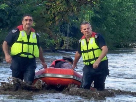 Pompierii intervin pentru evacuarea a zeci de oameni din Pechea, judetul Galati