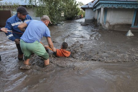 Cum speculeaza Simion tragedia: ciclonul Boris si jocurile politice