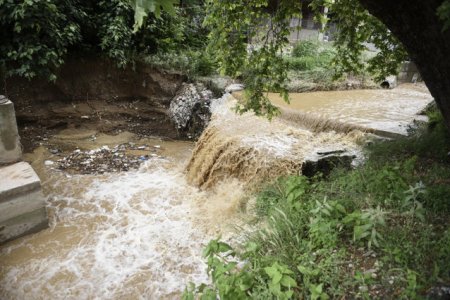 Codul rosu de inundatii pe raurile din Galati si Vaslui se prelungeste pana duminica la pranz