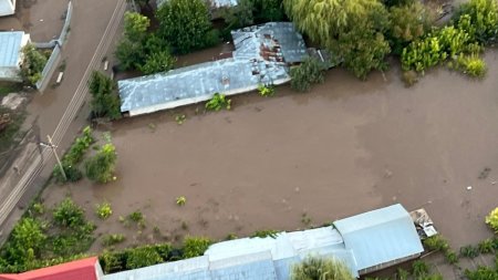 Codul rosu de inundatii pe raurile din Galati si Vaslui se prelungeste. Trei drumuri nationale sunt inchise circulatiei