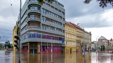 Inundatiile lovesc Europa Centrala si de Est: <span style='background:#EDF514'>ROMANIA SI VECINII</span> ei infrunta cod rosu