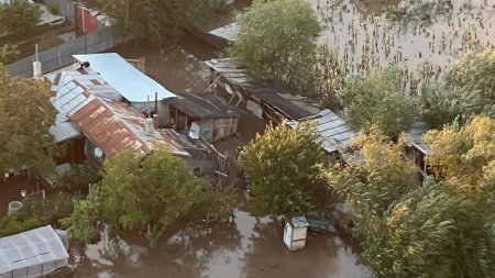 Codul rosu de inundatii, prelungit pana luni la Galati si Vaslui. Peste 18.000 de oameni nu au nici acum curent. Ciuca: Nivelul apei a scazut, dupa ce s-a produs bresa in dig