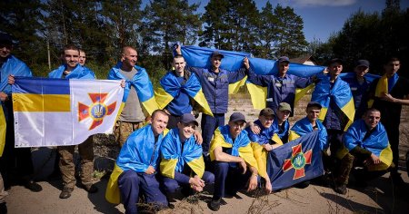 103 prizonieri ucraineni s-au intors din captivitatea rusa, inclusiv 23 de luptatori din <span style='background:#EDF514'>REGIMENTUL</span> Azov