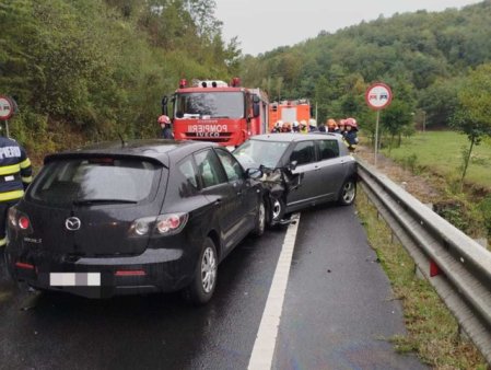 Accident cu trei autoturisme pe DN76. Doua femei au ajuns la spital