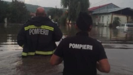 Angajatii MAI intervin in 11 localitati din judetele Galati si Vaslui, afectate de inundatii. Sute de persoane, evacuate