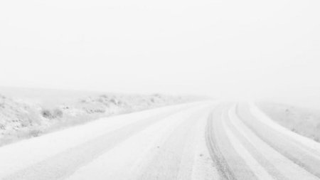 A nins pe Transalpina: Stratul de zapada e de 5 centimetri. Soferii, avertizati sa evite zona